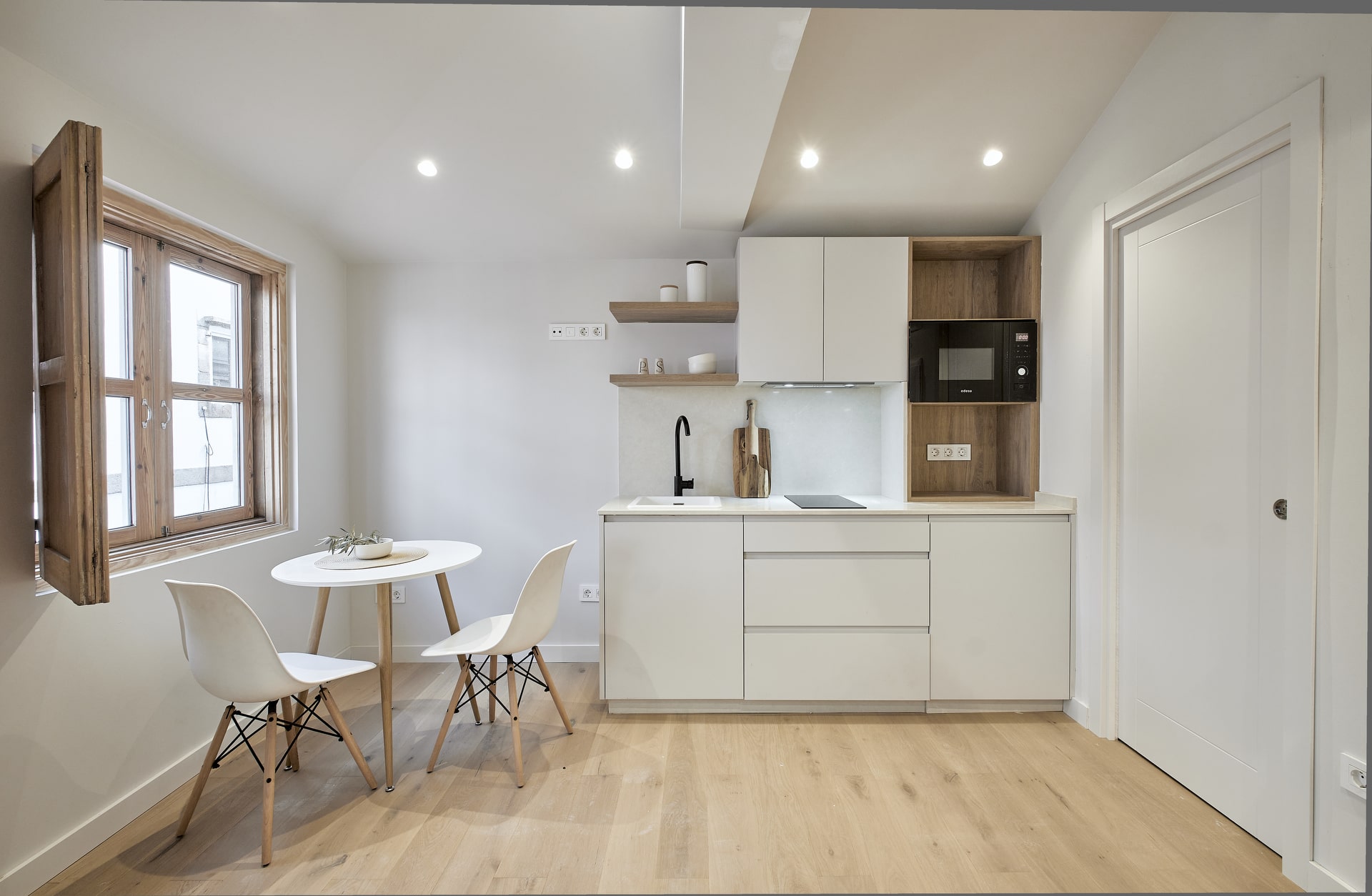 Cocina con mesa ratona