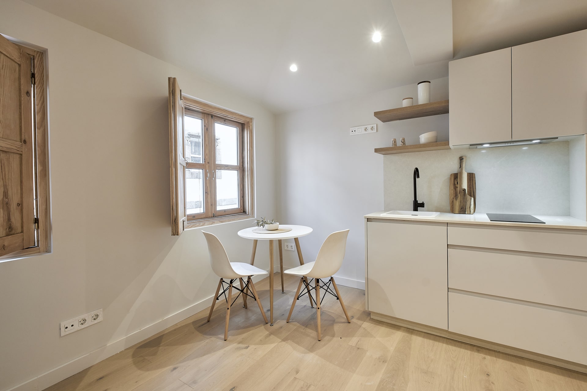 Concina con mesa ratona y ventana